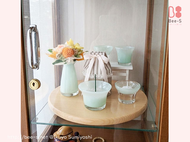 ガラスの仏具はお仏壇でなくてもかわいく飾れます。ガラスのキャビネットの中にも