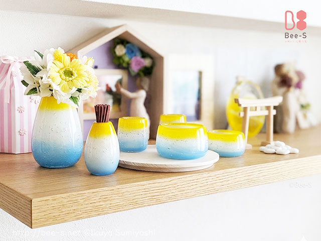 可愛いお仏壇は壁掛け棚にしてもいい。小さなスペースでも祈りの場所は作れます