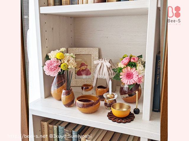 本棚がメモリアルスペースに。かわいい仏具が作る亡き大切な人の思い出