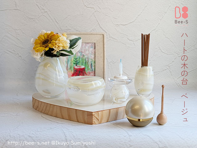 ハートの木の台をお仏壇に、とってもかわいい供養スペースになります