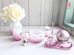 かわいいピンクのガラス仏具セット　ハートをつけて　女の子の仏具　おしゃれな仏具セット　仏具小物　仏具オーダー