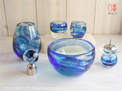 かっこいいブルーの仏具セット　ガラス仏具ならではの透明感ときらきら雲母がオリジナリティあるガラス仏具