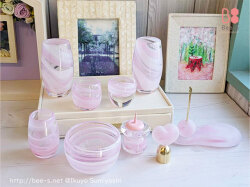 可愛いピンクの仏具セット　ORIKAのオーダー仏具　ピンクとスワロが輝く仏具