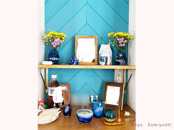 ブルーのかっこいいガラス仏具SHION　作り付けの棚がお洒落な祭壇