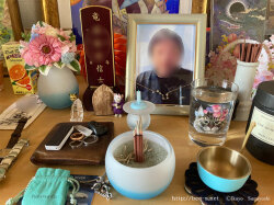 ブルーのかわいいガラス仏具がお仏壇を明るくします　かわいい仏壇