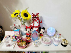 ピンクとブルーのかわいい仏具に隠れミッキーのスワロをお付けしましたオーダー仏具