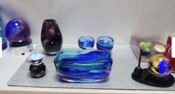 ブルーのガラス仏具、盆ランプオーダーでお作り、鯉の絵を彫つけ