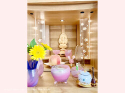 ピンクと紫のかわいいガラス仏具セット　お仏壇がかわいく明るく和みの場所になります