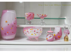 ピンクの華やかなガラス仏具、白いお仏壇が河合手元供養スペースに