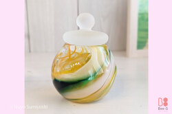 グリーンとオレンジがとってもきれいな、手作りガラスの骨壺、工房で一緒に作りました