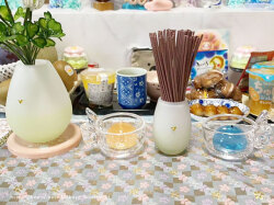 グリーンのSEKIKA優しいガラス仏具に隠れミッキーのスワロをつけて　天使の羽のキャンドルスタンド