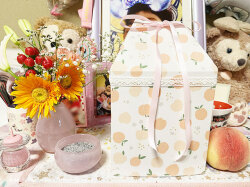 ピンクのかわいいガラス仏具と桃柄の骨壺カバー　あかちゃん仏壇