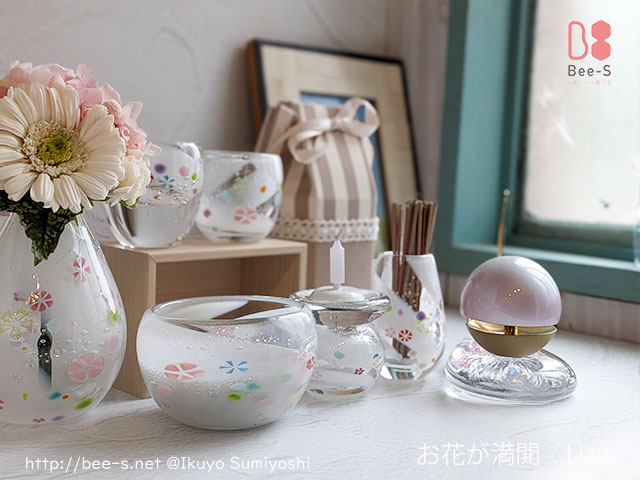 ピンクやブルー、グリーンなどの小さなお花を散りばめたLizuの白いガラス仏具