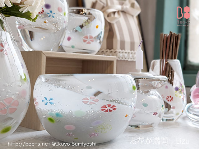 かわいいガラス仏具Lizu（リズ） 白いガラスにカラフルなお花をあしらった手作り仏具