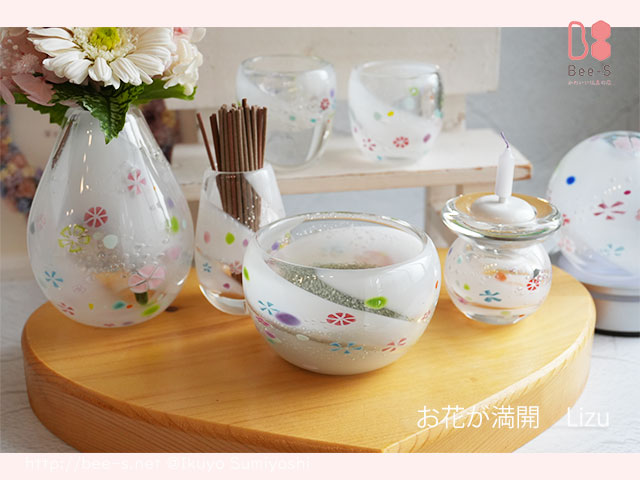 赤やピンク、ブルー、グリーンのお花が入ったLizuのかわいいガラス仏具セット