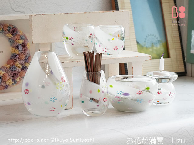 白いガラスに色とりどりのお花をあしらったLizuのかわいいガラス仏具