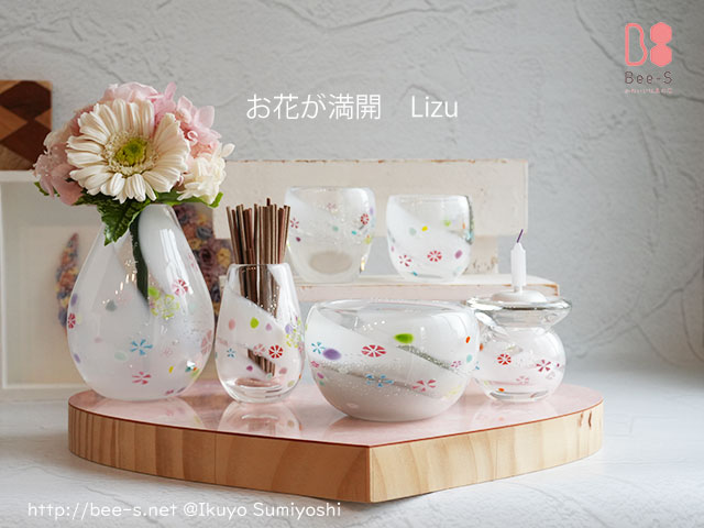 透明感のある白いガラスに小さなお花を散りばめた、手作りのかわいい仏具Lizu