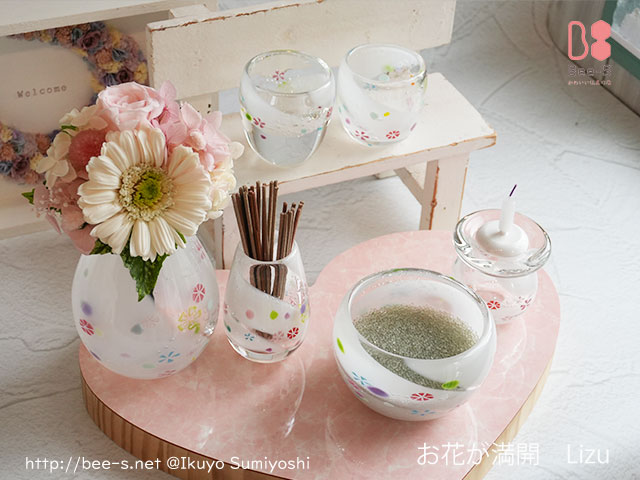 大切な人を想う祈りの場を明るく彩るLizuのカラフルなお花のガラス仏具