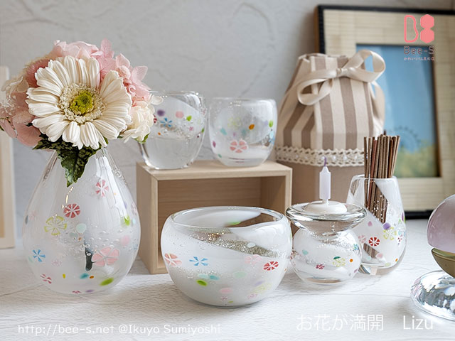 お花や写真と一緒に飾ったLizuのガラス仏具 大切な人のためのかわいい祈りの場所