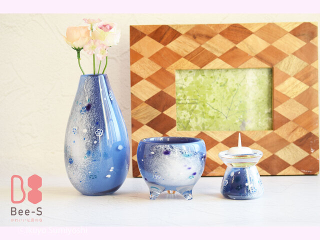 瑠璃色ガラス仏具『RURI』。花立、香炉、ろうそく立。青と白のグラデーションが美しい手元供養品