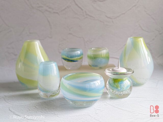 水色と黄緑、白のマーブル模様がやさしい子ども用ガラス仏具 AOBA（あおば）