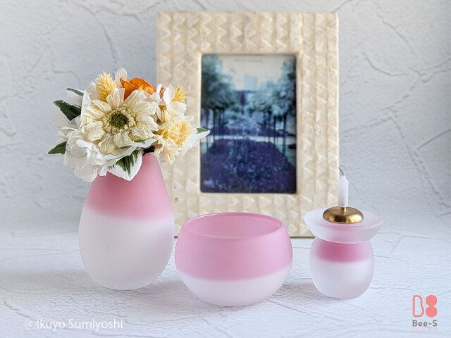 優しいピンクと白のかわいいガラス仏具