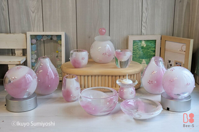ピンクのかわいい仏具セットたち、骨壺、仏具、おりんにコーディネートしました