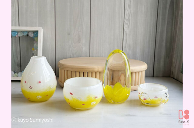 黄色とお花がとっても元気でかわいいオーダー仏具セット。お位牌もお花が咲いているみたいにかわいいガラスの魔法です