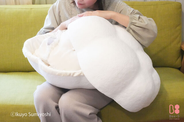 やさしさのある和紙を使用した高級感のある赤ちゃん用棺。内側はふかふかの綿を使用した、優しく包み込むような質感