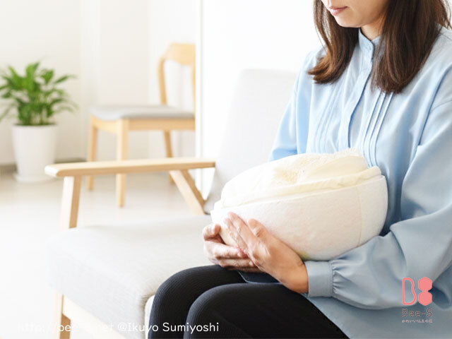 赤ちゃん棺　まゆのゆりかご　抱っこできる胎児の棺　かわいい棺　BeeーS　まゆのゆりかご　赤ちゃんの火葬場でかわいく見送る