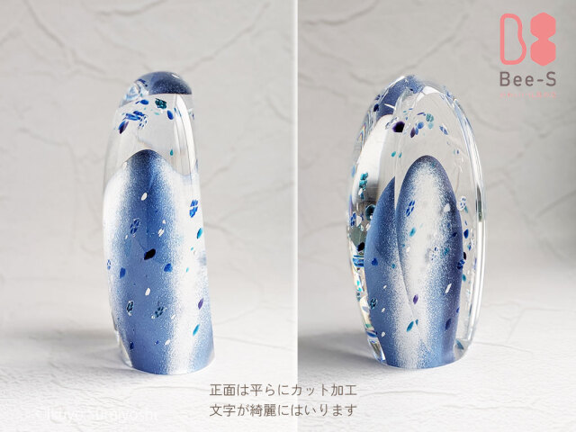 Bee-Sのガラス製お位牌。モダン仏具RURIと同じ、青い花と泡が美しい透明な供養品