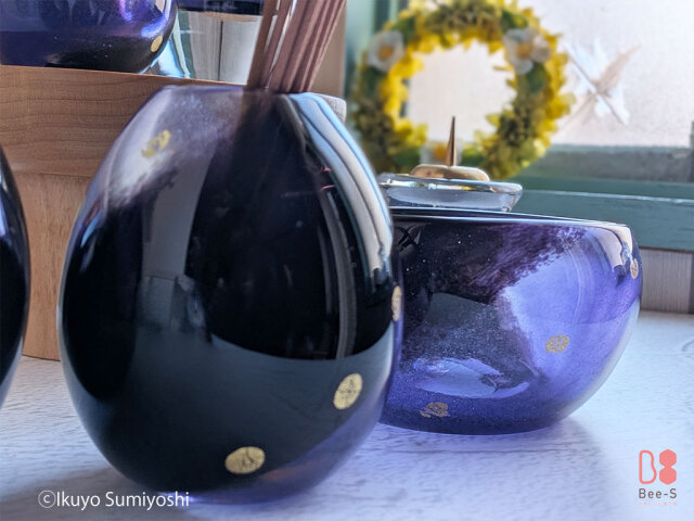 吹きガラス職人が制作する高級感のある紫色のガラス製花立と香炉