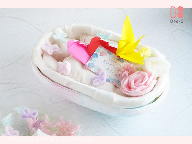 赤ちゃん棺　副葬品にはあ手紙や折り紙、家族写真やおもちゃ、お菓子など思い出を詰め込みます