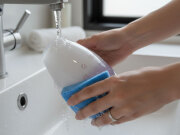 ガラス仏具のお手入れは、水洗い。頑固な汚れはつけ置きで。