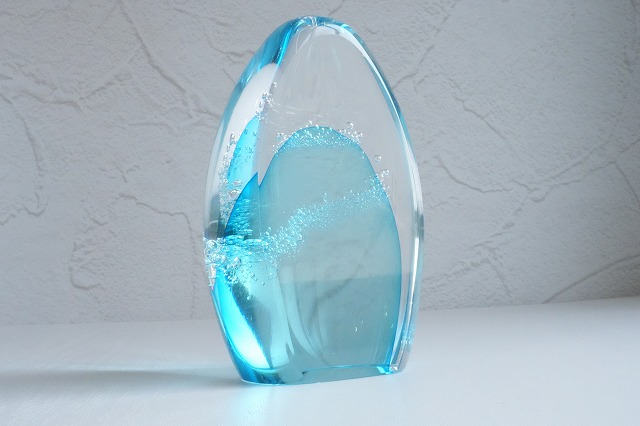 スカイブルーきれいなガラス位牌、クリスタルの透明な位牌に泡を入れて手元供養にぴったり、赤ちゃん位牌　ペット位牌にも最適