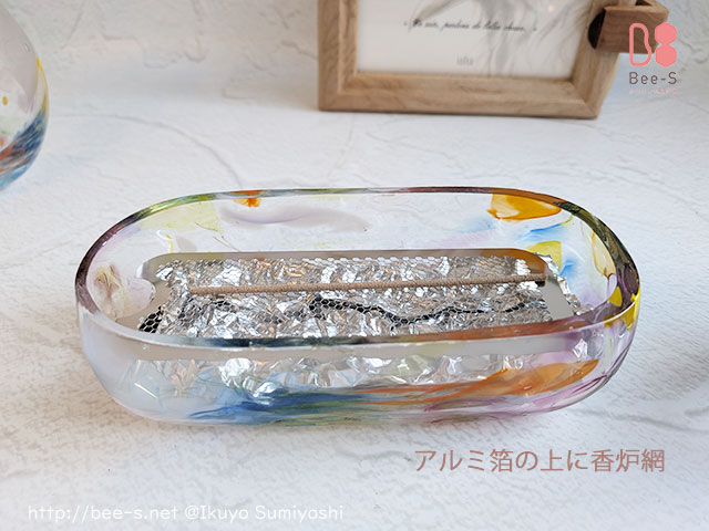 浄土真宗の作法、横置きに寝かせて焚くお線香ですが、現在はどの宗派でもつかわれています