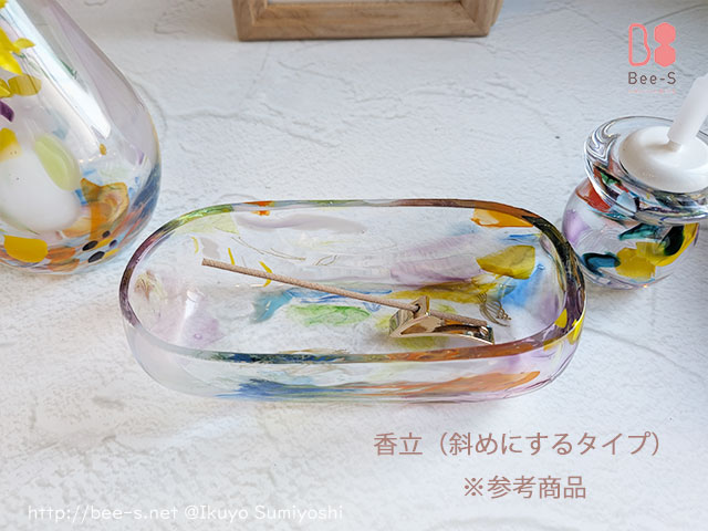 香立てを使って1本ずつお線香をたく　斜めにお線香をすると横置き香炉も使えます
